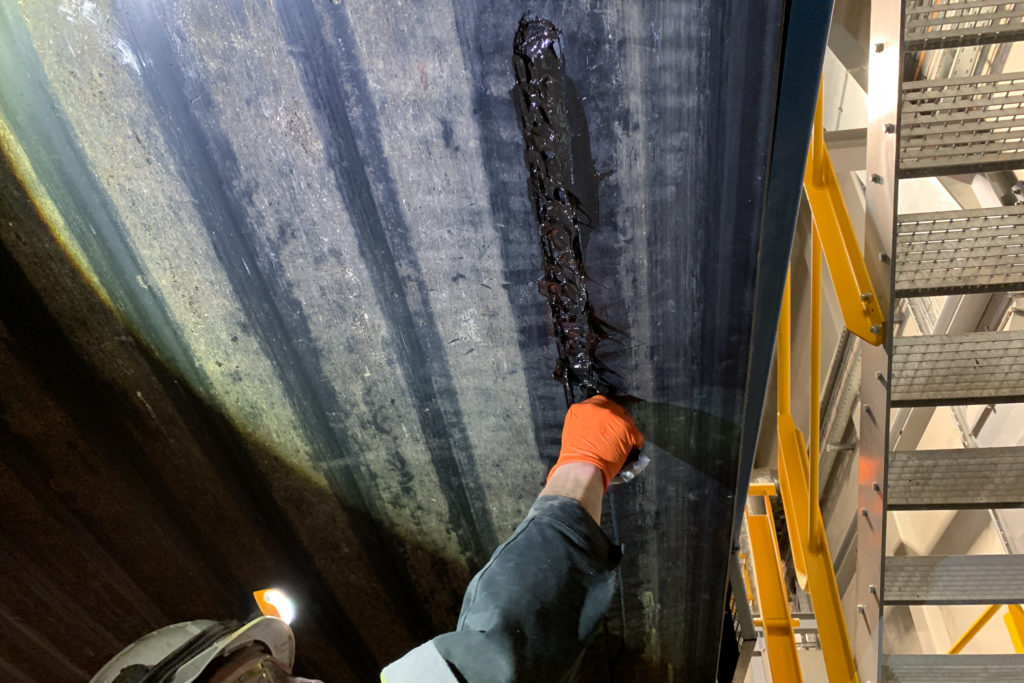 Repair of conveyor belts: How to glue the tear