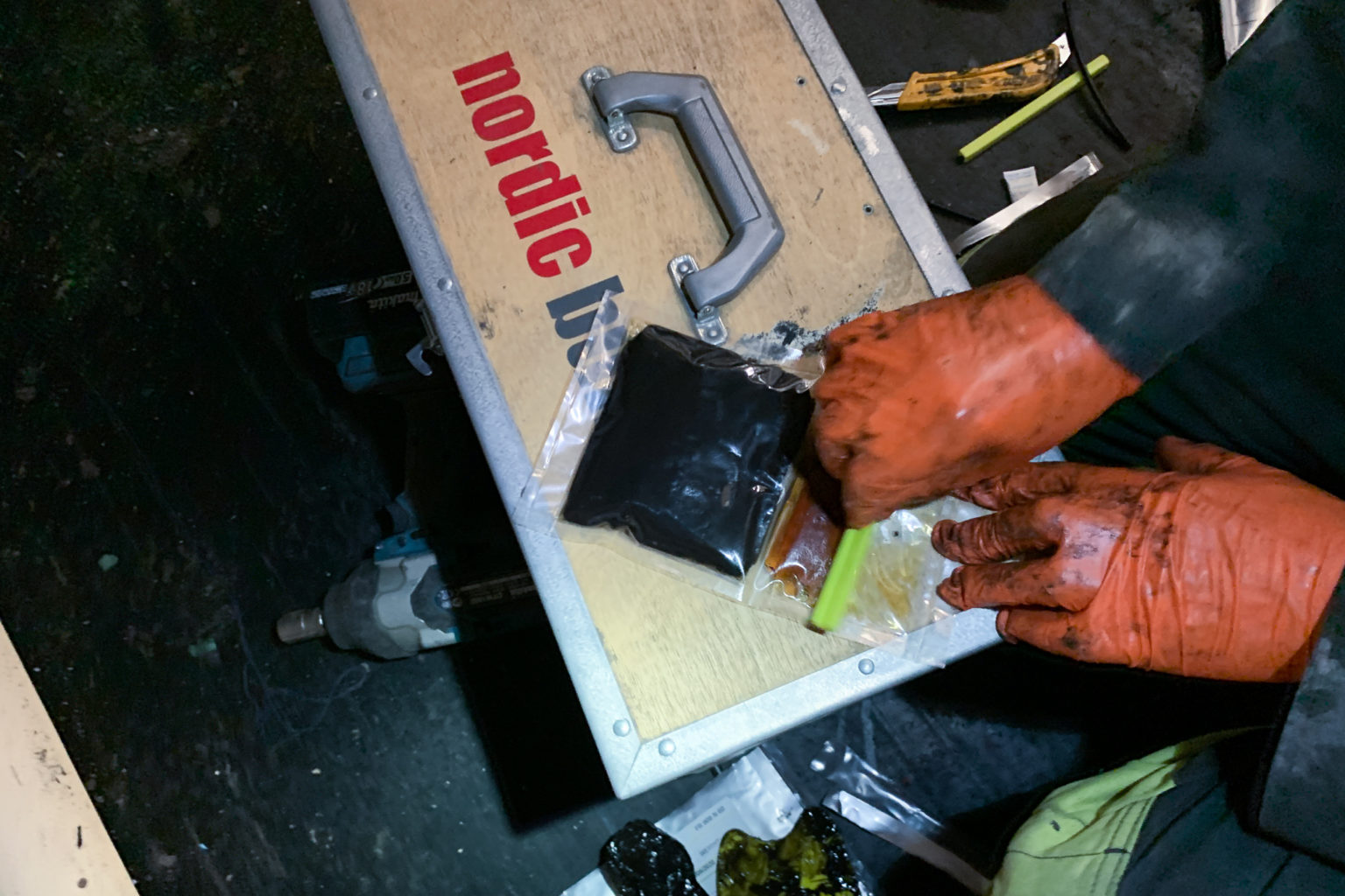 Repair of conveyor belts: How to glue the tear