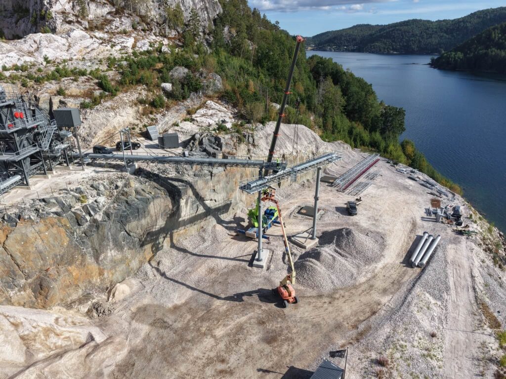 Montasje av ny transportør- og shuttleløsning.